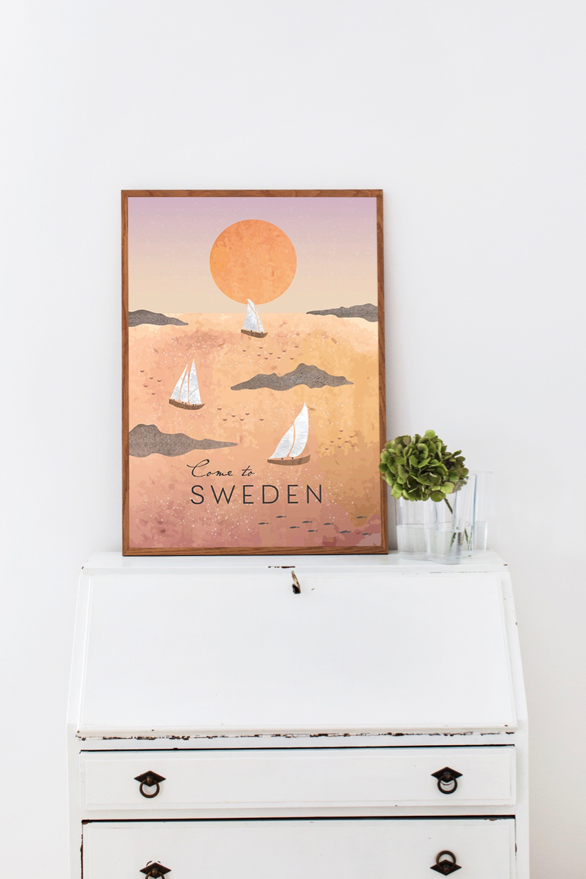 Affisch som föreställer små båtar och solen i Sverige